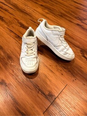 Nike Kids White Low-Top Sneakers with Velcro Strap and Lace Detail
